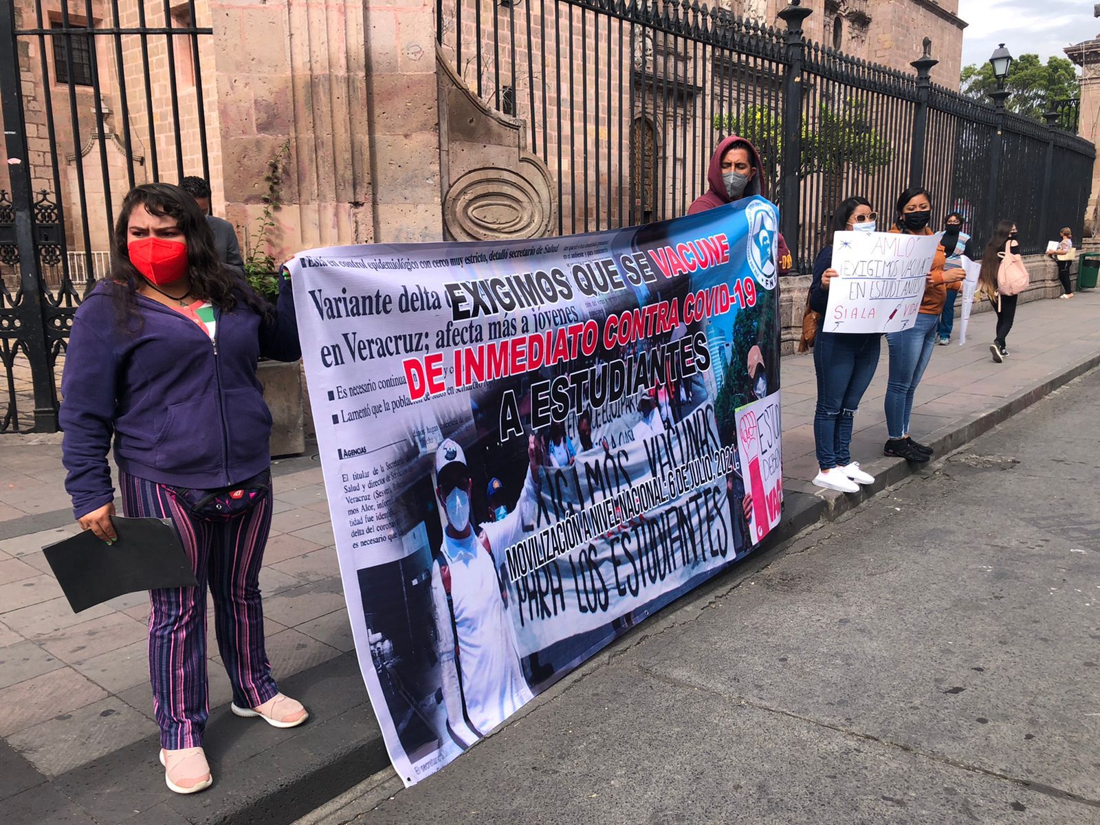 Sin bloquear vialidades estudiantes se manifiestan en Centro Histórico