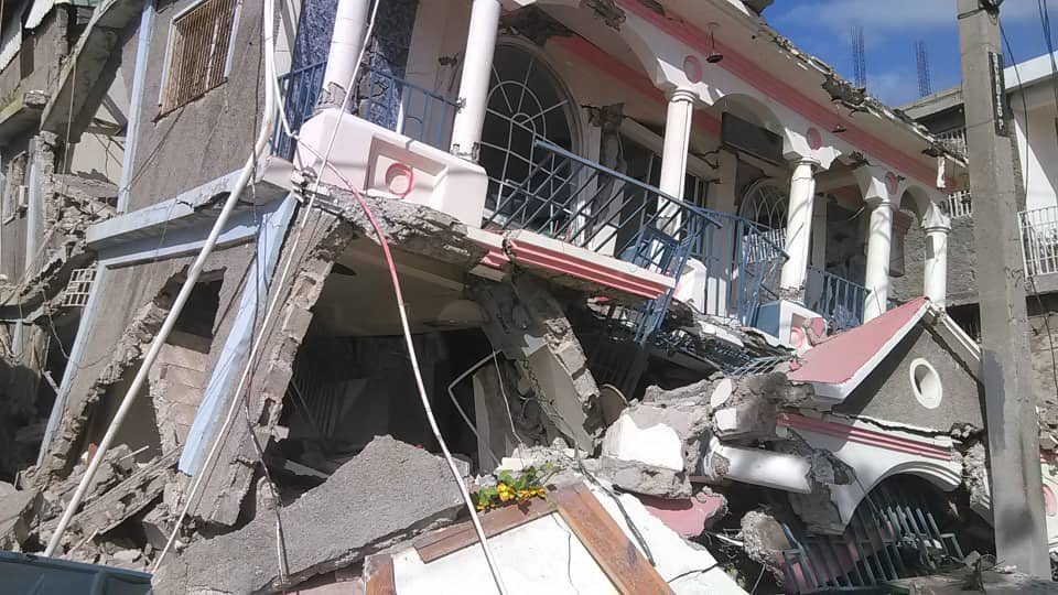 Aumentan víctimas mortales por sismo en Haití