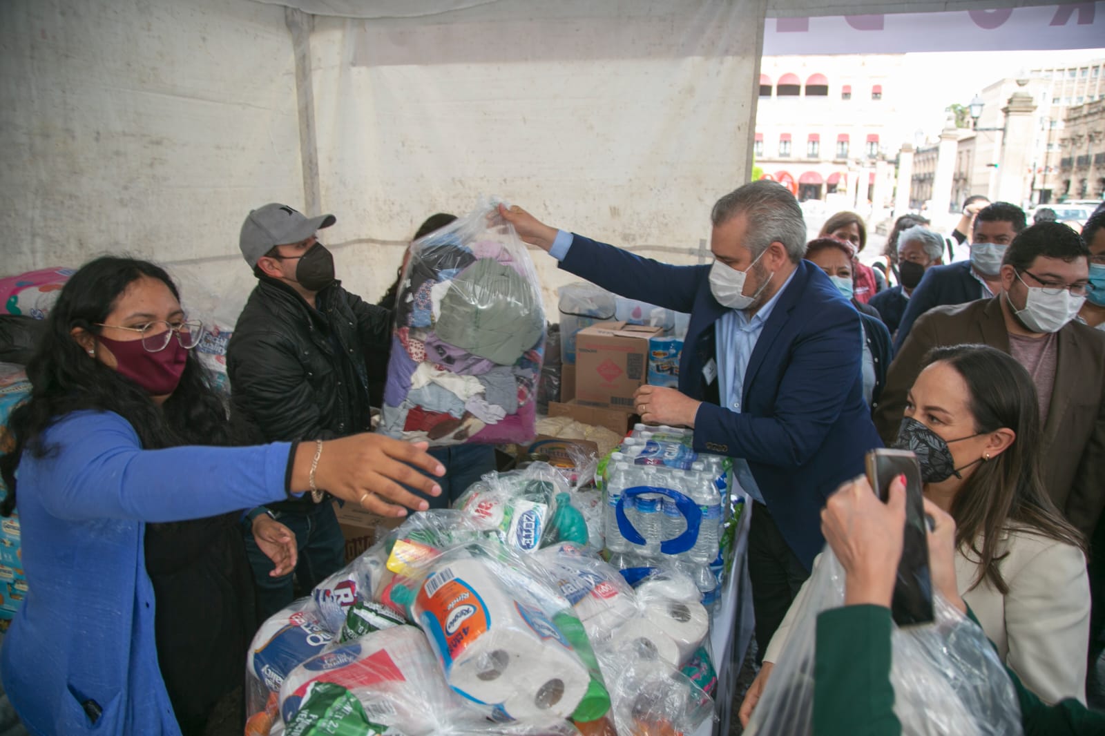 Bedolla damnificados por huracán en Michoacán