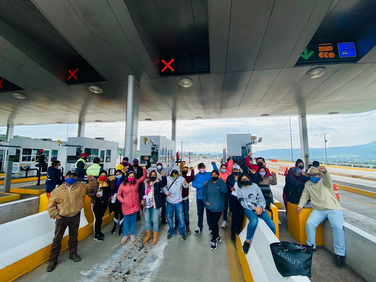 CNTE "libera" casetas en Michoacán; exigen pago salarial