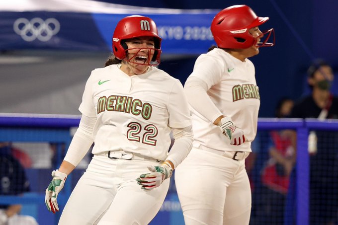 Lamenta COM que equipo de softbol se llevará colchas y dejará uniformes