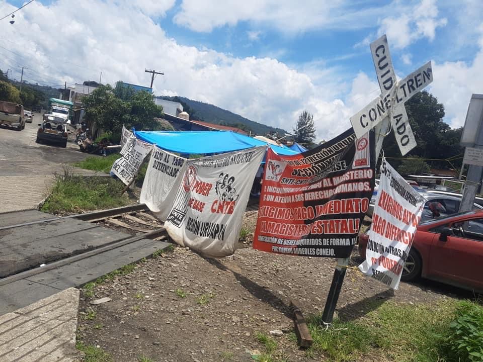 Pese a amenazas CNTE retoma bloqueo en vías férreas
