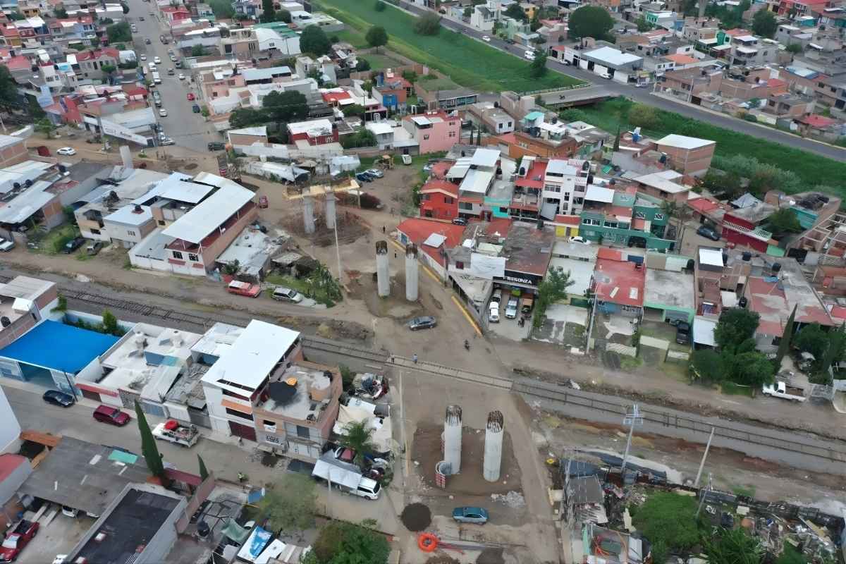 La construcción del puente vehicular de Siervo de la Nación de Morelia, finalizará en seis semanas, aseguró el titular de SUOP, Mario Rodríguez Loaeza