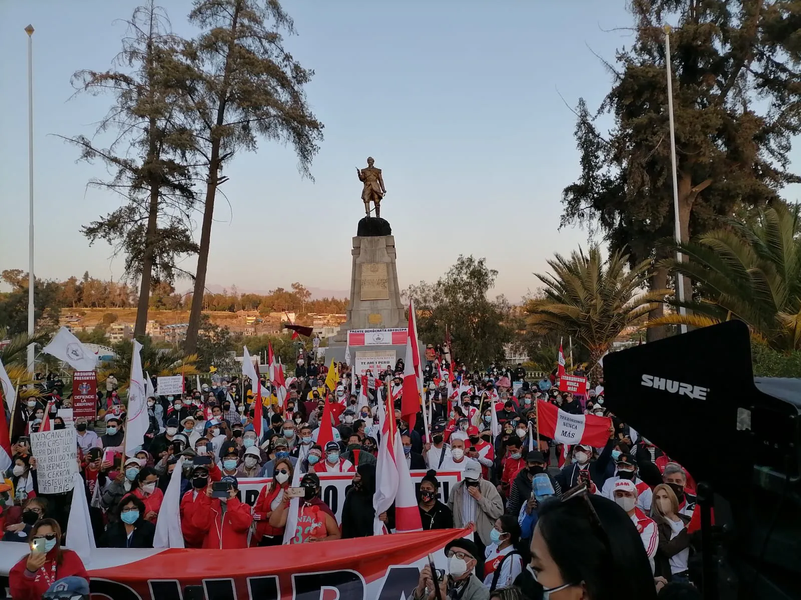 Realizan marcha contra gobierno de Pedro Castillo en Perú