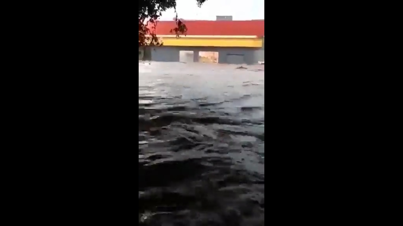 Reportan fuertes inundaciones en Mazatlán por huracán Nora