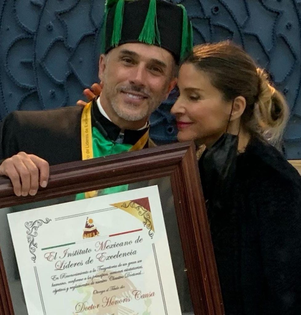 Sergio Mayer recibe doctorado Honoris Causa