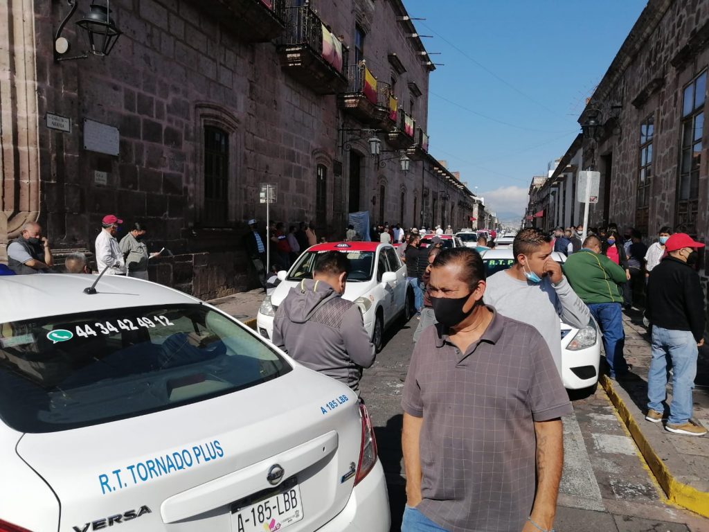 Transportistas toman Palacio Municipal