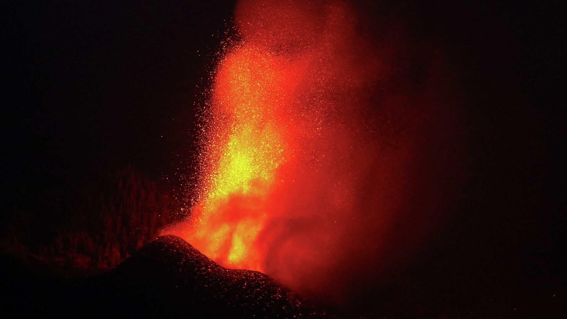 Amplían evacuación de habitantes en La Palma por erupción de volcán