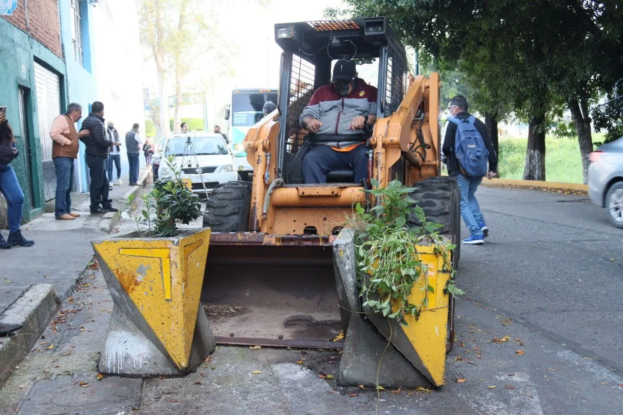 Por feos y estorbosos, retiran macetones en avenida Solidaridad