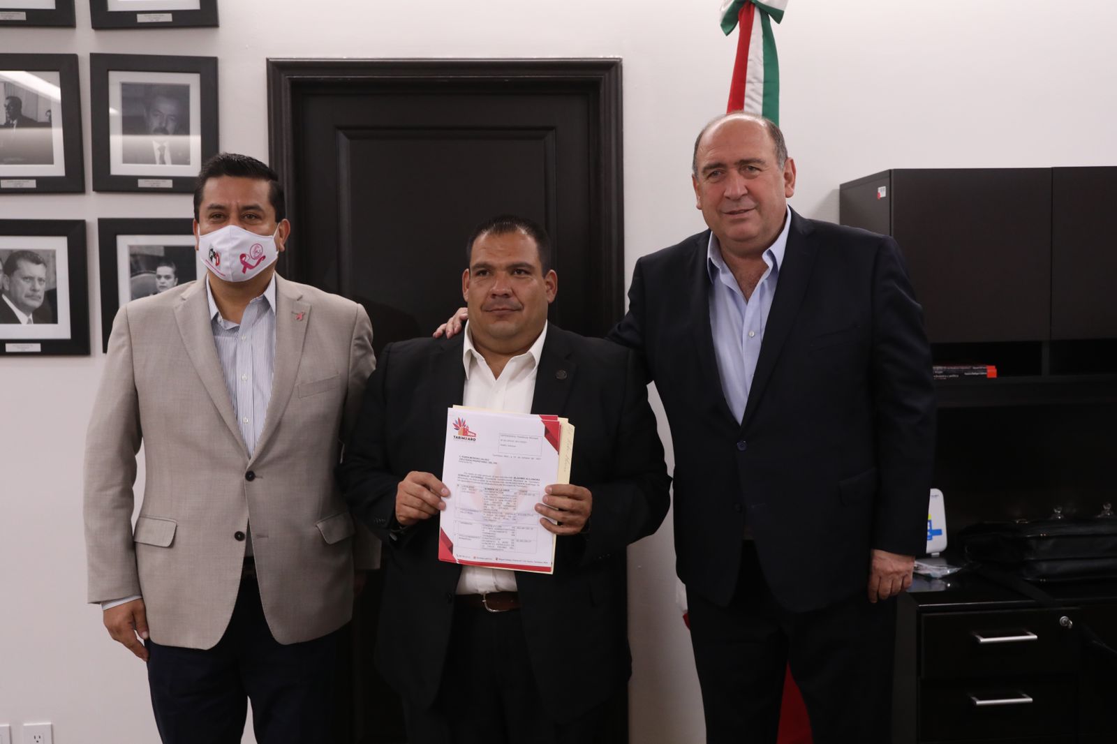 Bladimir Gutiérrez con coordinadores del PRI