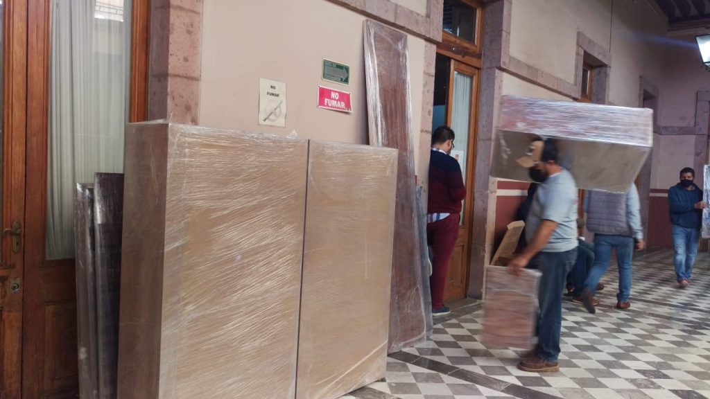 Diputados Michoacán estrenan muebles 