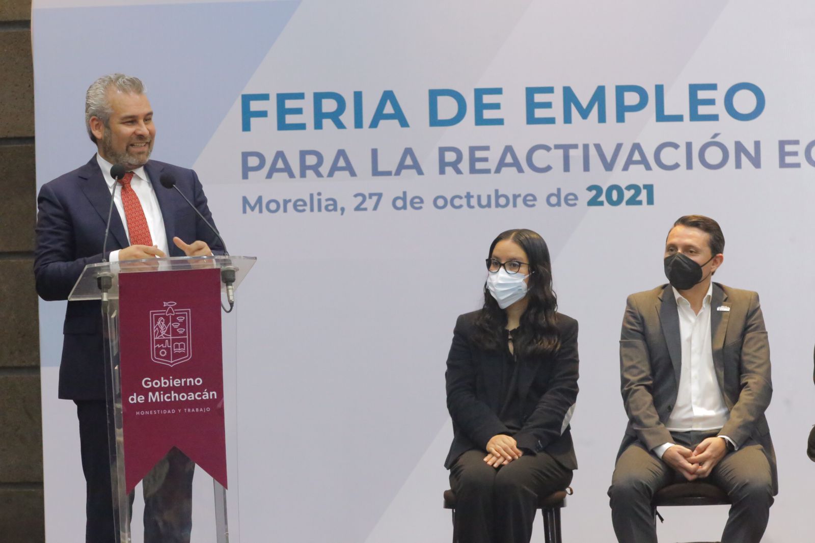 Inaugura Bedolla la Feria del Empleo