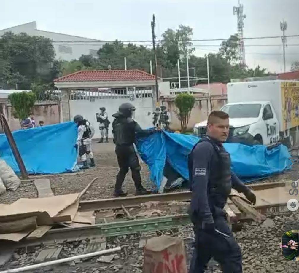 Policía y Guardia Nacional desaloja a maestros en Michoacán