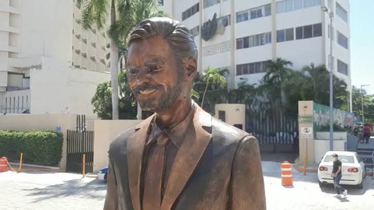 Por fea, reubicarán estatua de Eugenio Derbez en Acapulco