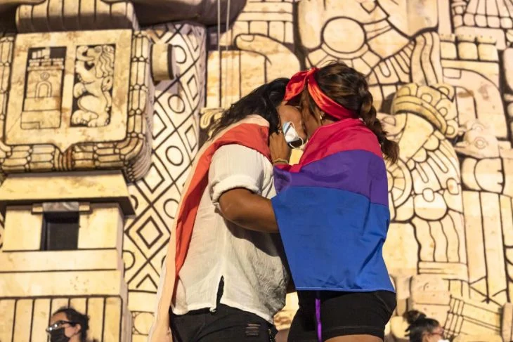 Realizan en Mérida Besatón Lésbico para normalizar expresiones LGBT