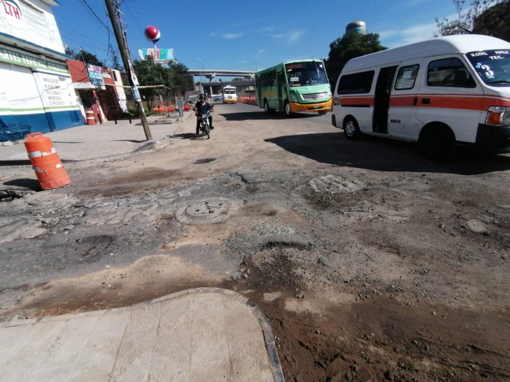 Santiaguito rellenan baches escombro