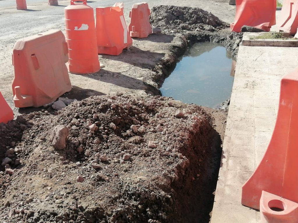 Santiaguito rellenan baches escombro