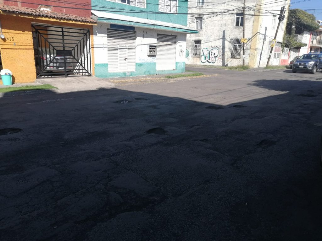 Santiaguito rellenan baches escombro