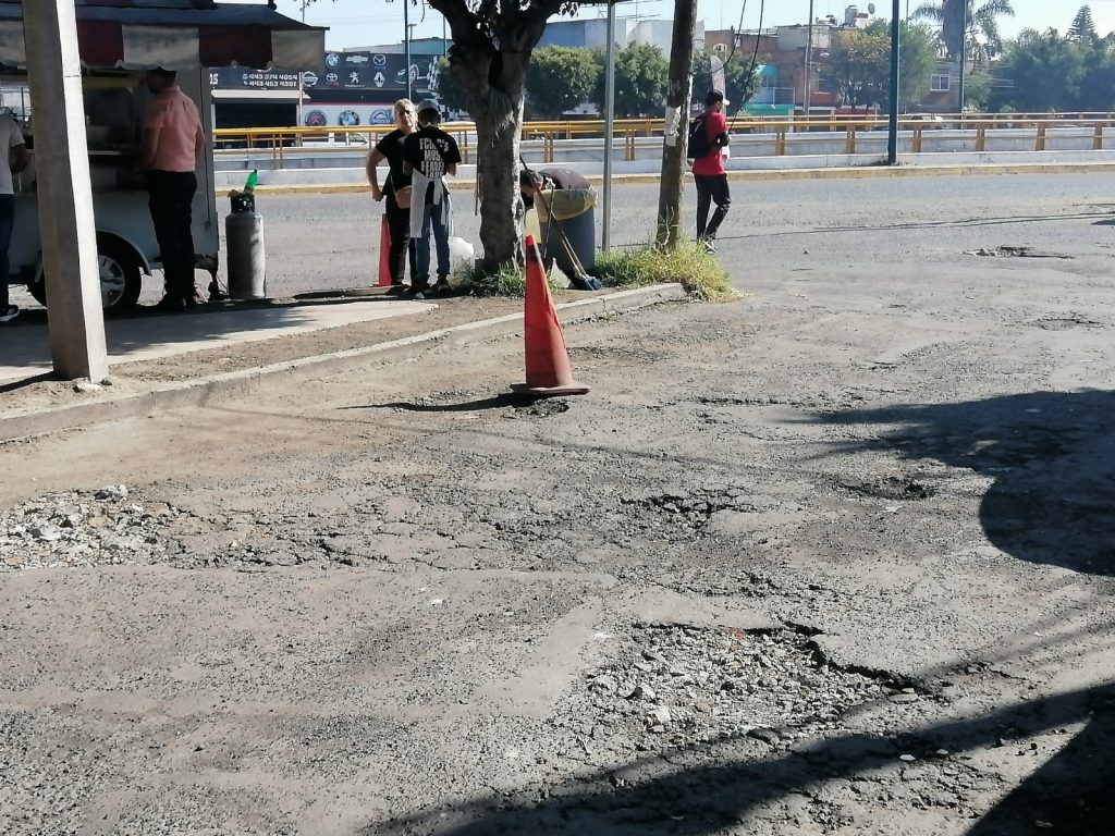 Santiaguito rellenan baches escombro