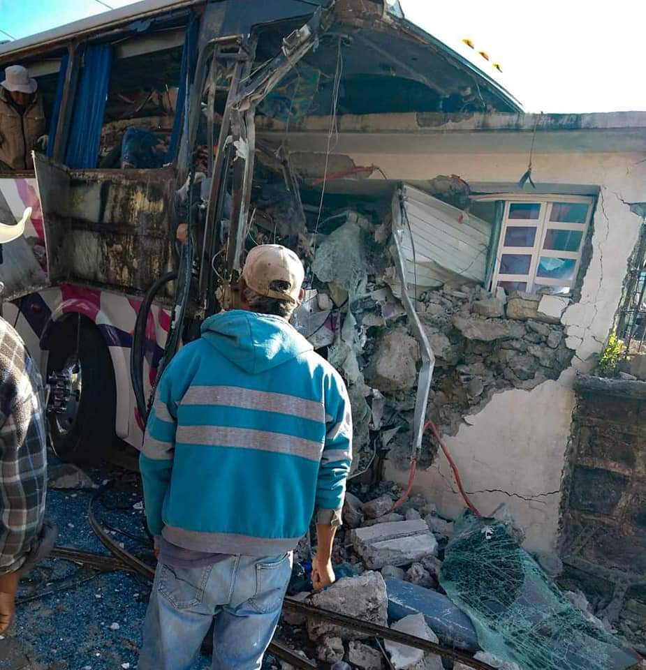 19 muertos y 30 heridos, saldo de choque de autobús con vivienda