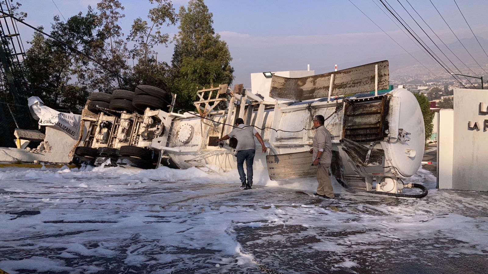 Alarma al sur de Morelia, una pipa cargada de combustible volcó en la avenida La Joya