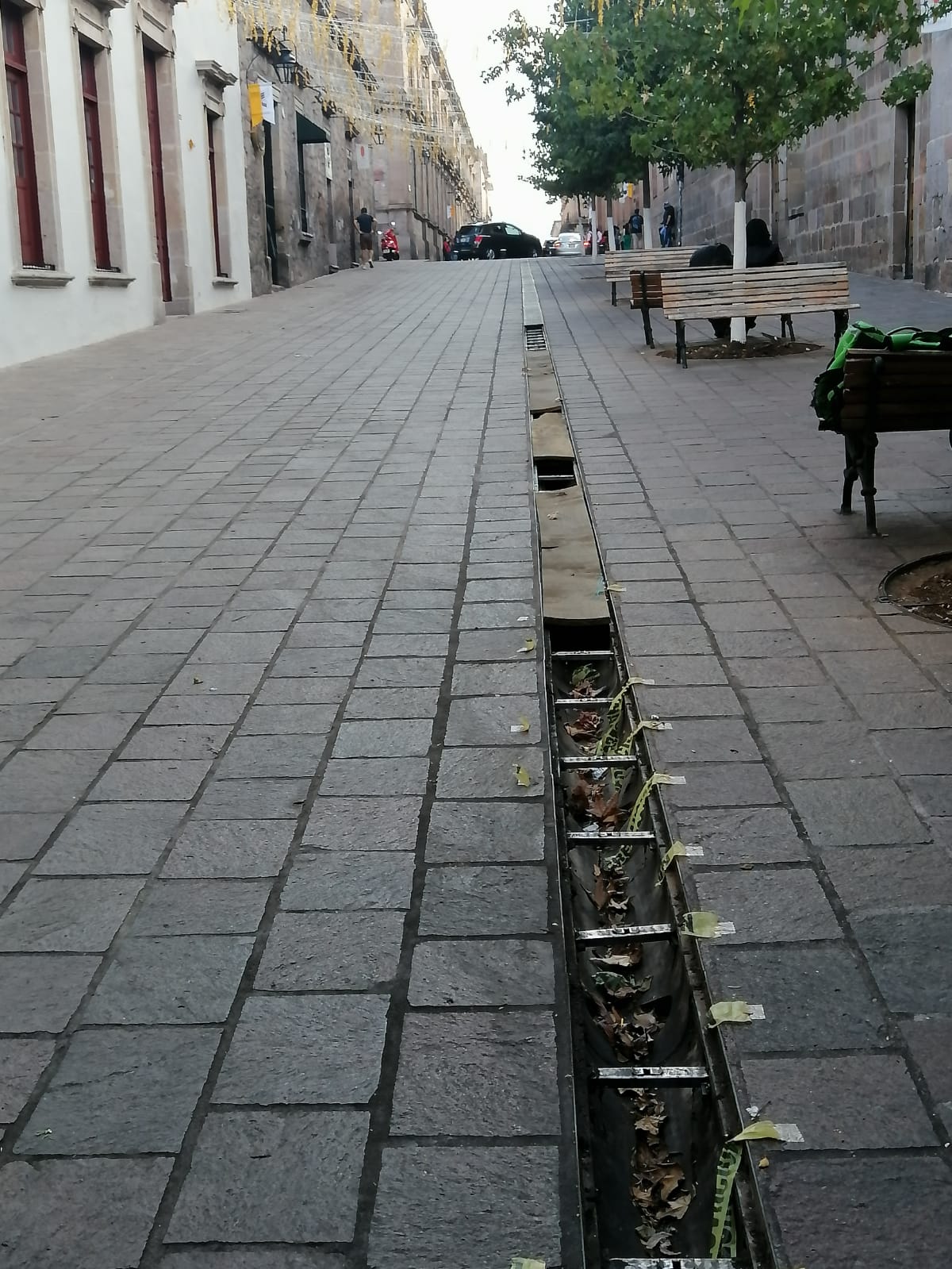 Alcantarillas en pleno centro, solamente son cubiertos con tablas