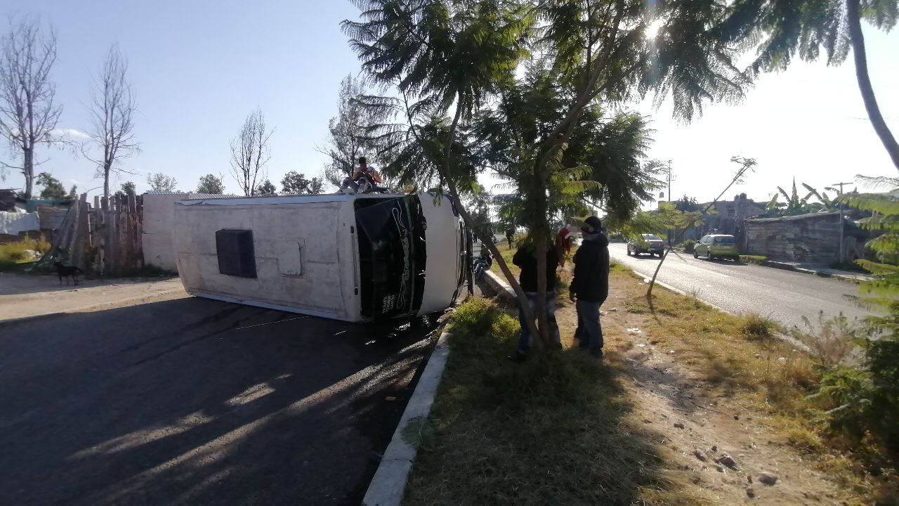 Camión del servicio urbano sufre volcadura al sur de Morelia