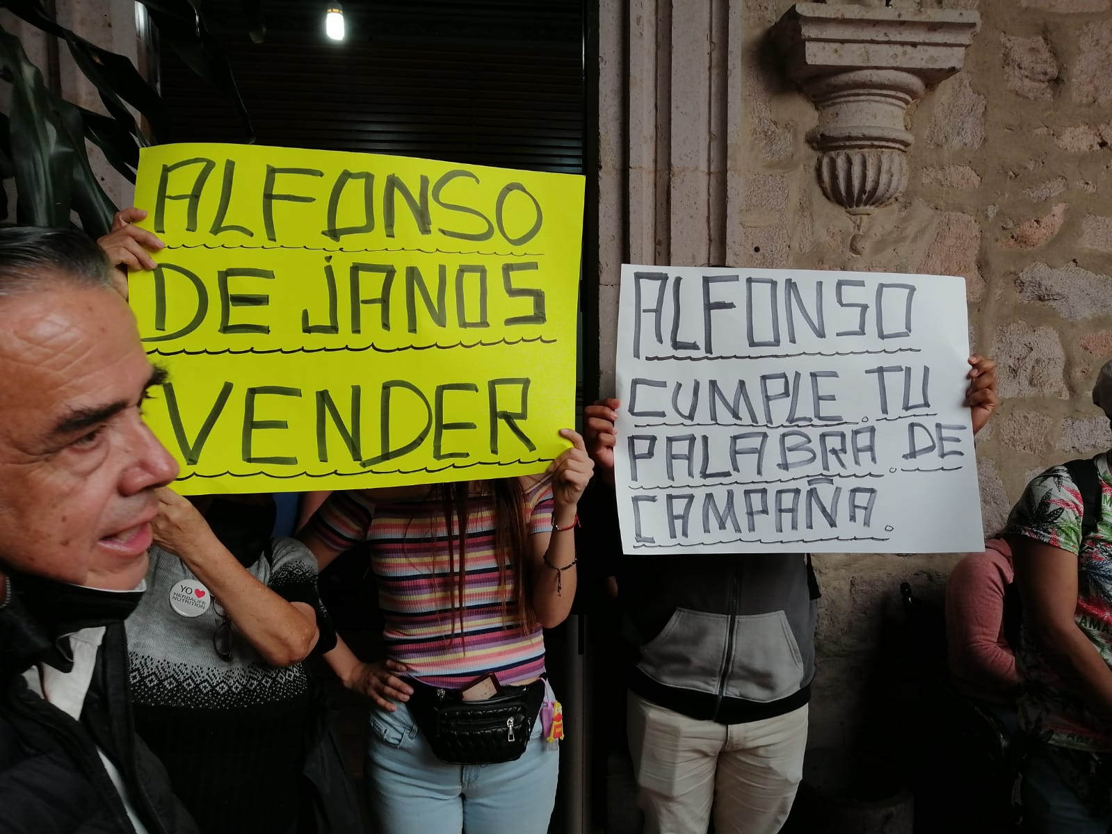 Comerciantes piden a Alfonso cumplir palabra y dejarlos vender