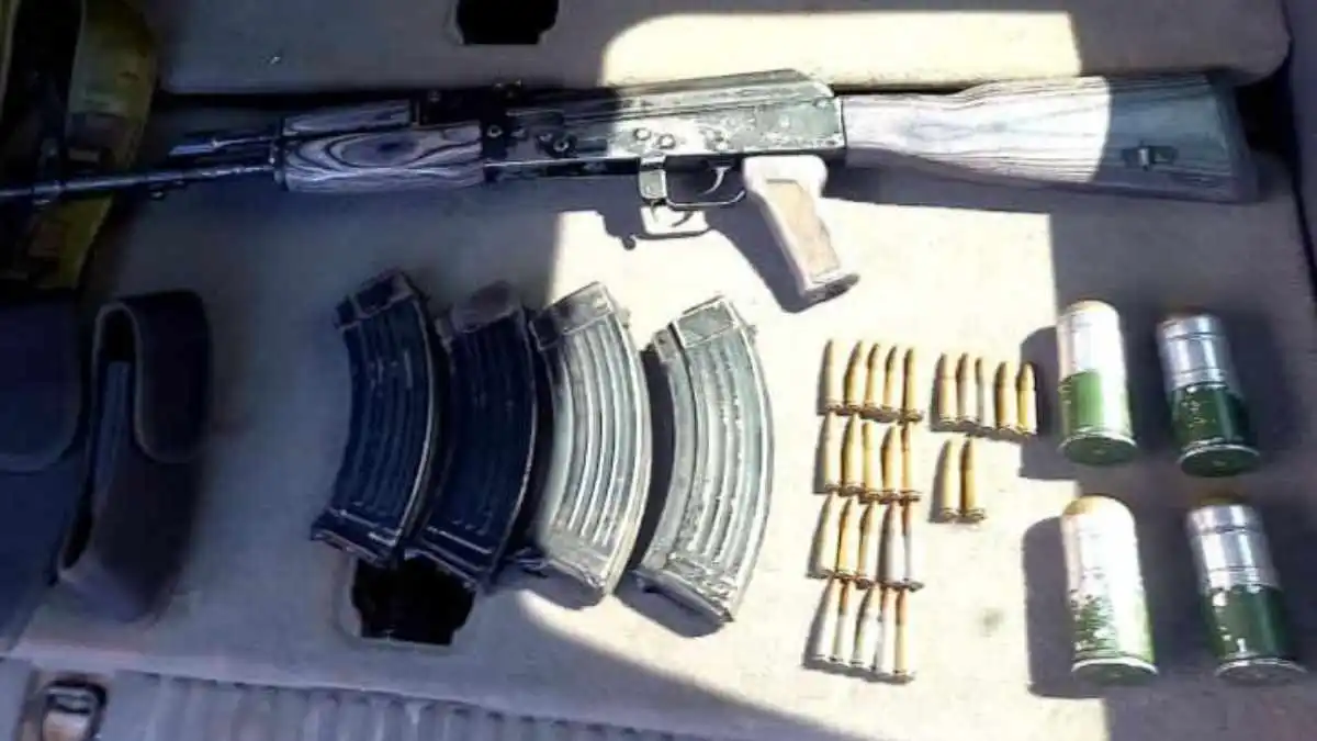 Durante un operativo interinstitucional en el municipio de Gabriel Zamora, la FGE de Michoacán, logró la detención 4 presuntos delincuentes y el aseguramiento de vehículos, armas, y droga 2