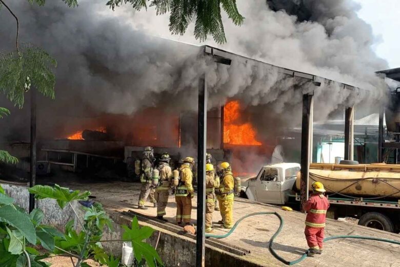 Un fuerte incendio registrado la noche del miércoles consumió por completo una vivienda en la colonia Bosques de Uruapan, Michoacán: Dos personas fueron hospitalizadas tras intoxicarse con el humo