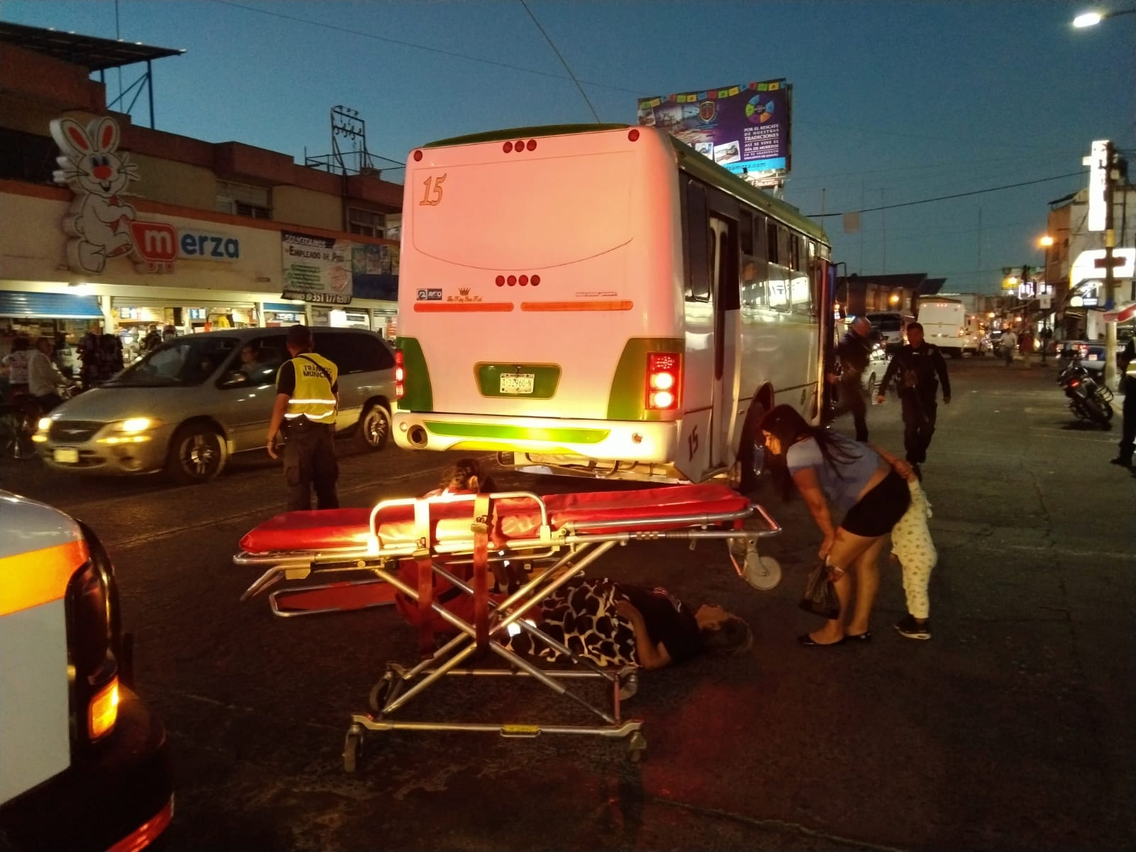 Microbus atropella a una mujer y muere en el hospital