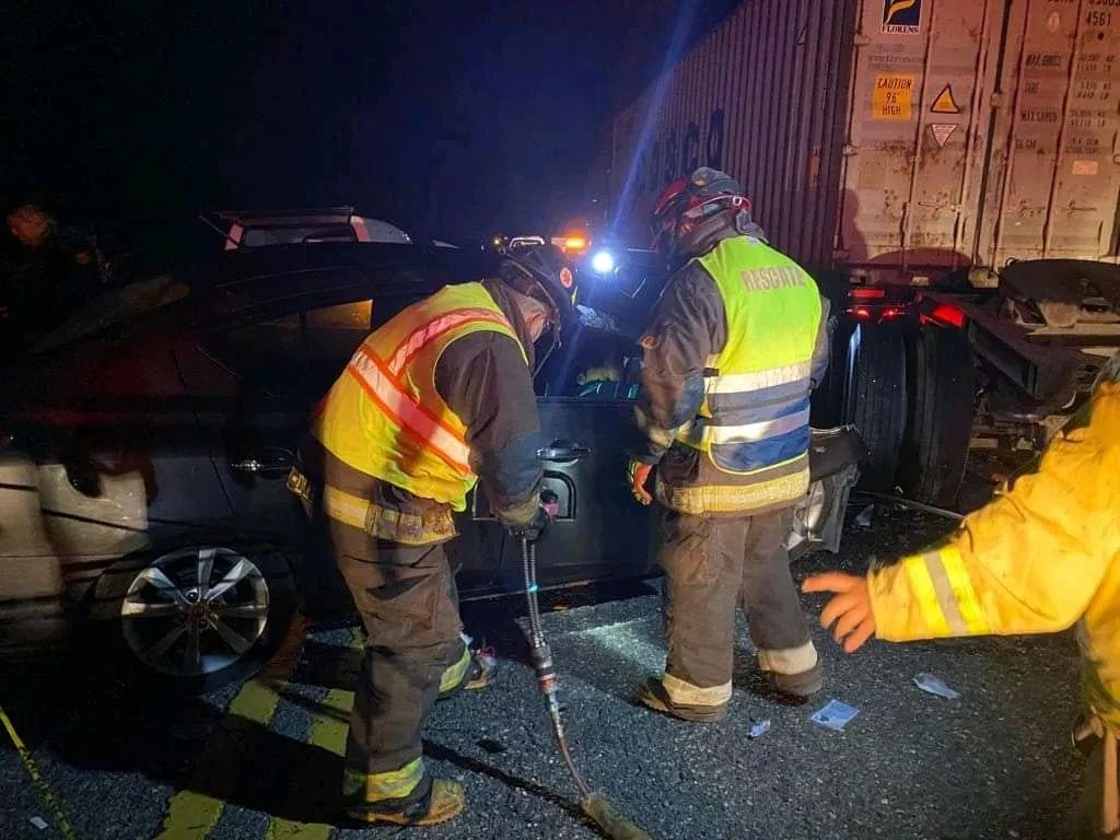 Mueren dos personas al chocar su auto contra un tráiler