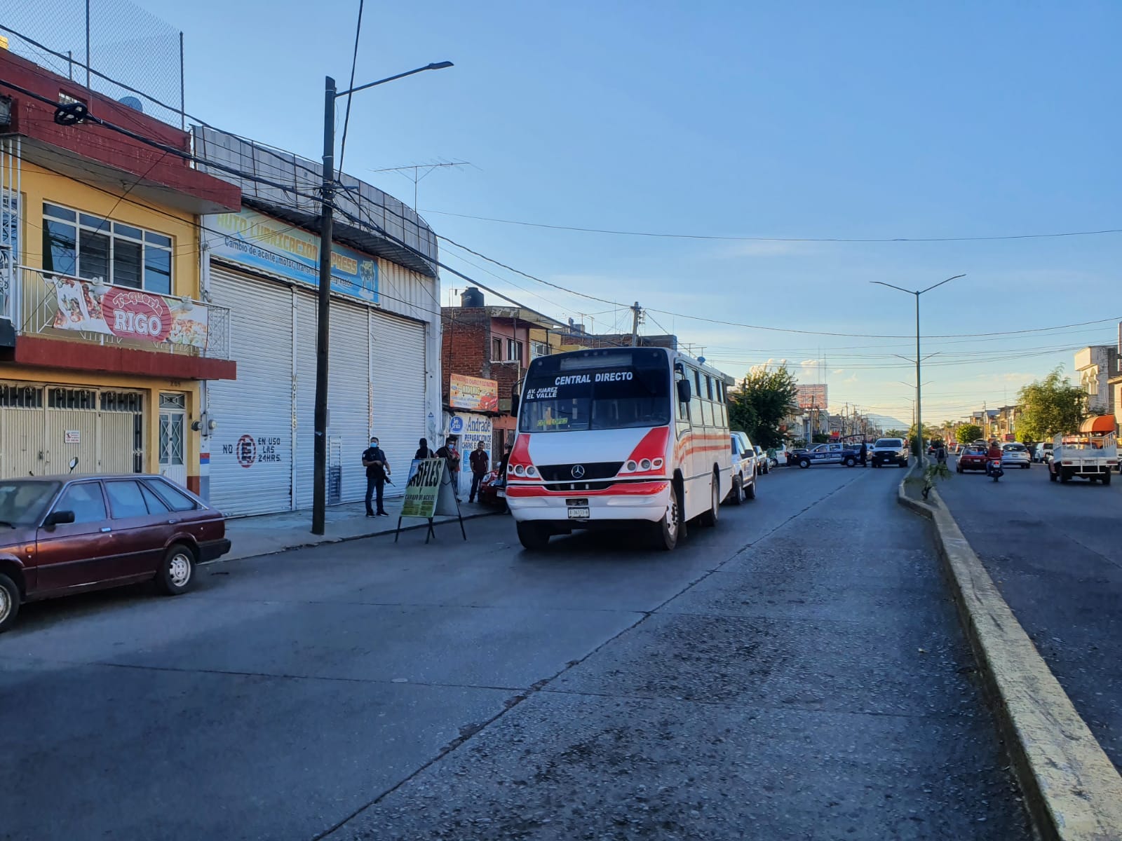 Mujer baleada con sus hijos en un camión de transporte fallece en hospital