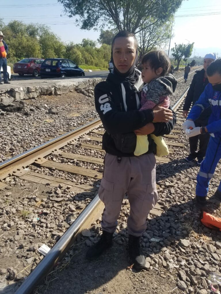 Mujer bebé arrollada tren