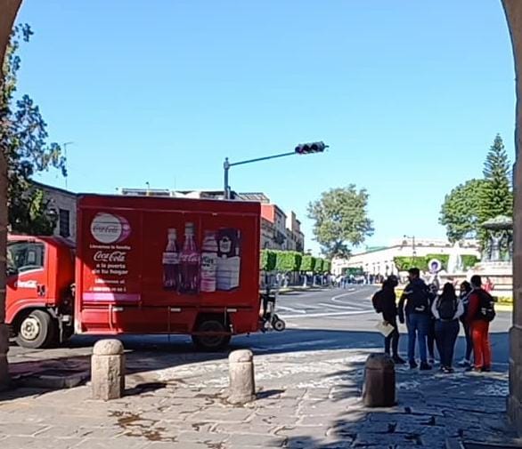 Normalistas secuestran camiones en la avenida Acueducto
