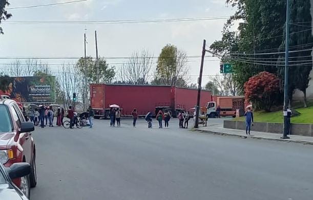 Normalistas secuestran camiones y bloquean avenidas en Morelia