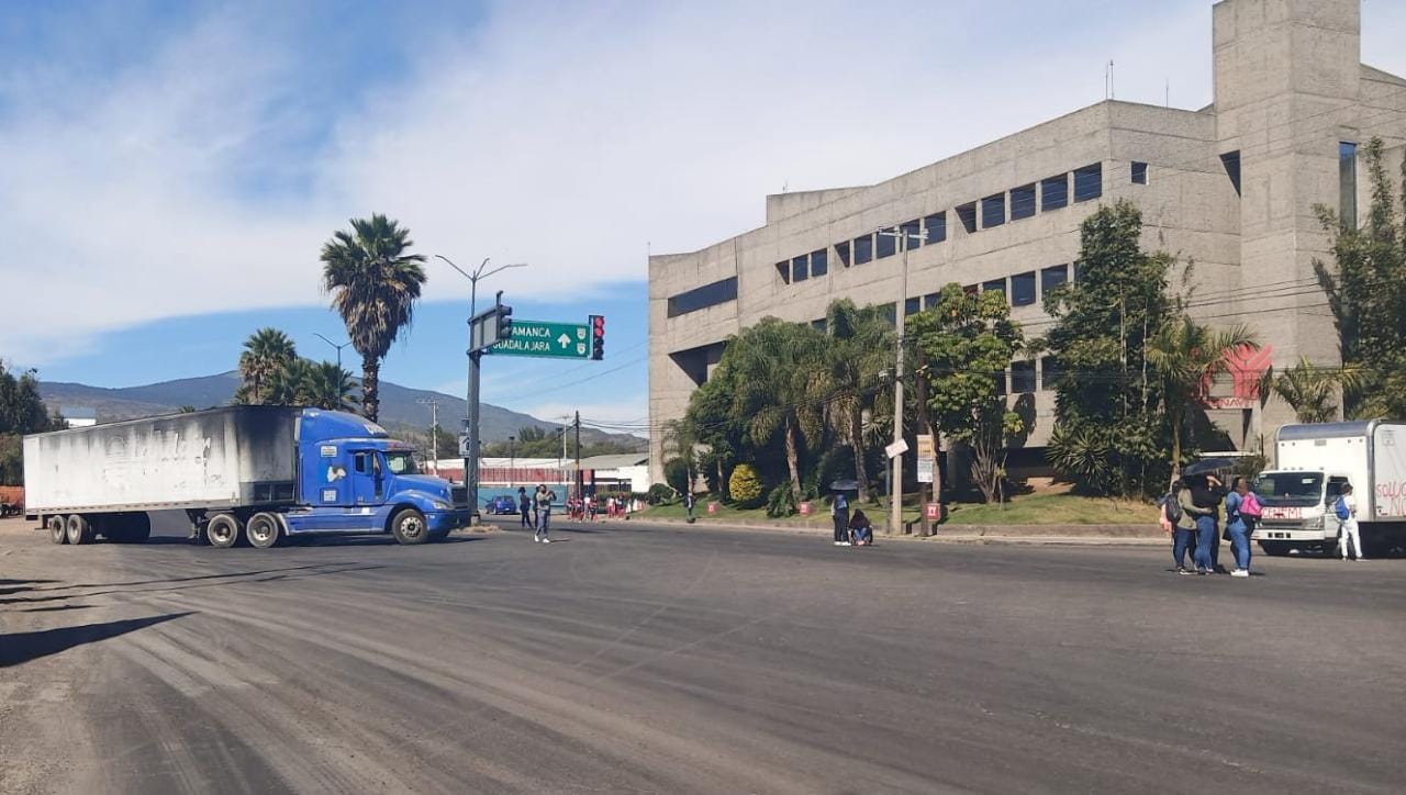 Normalistas secuestran camiones y bloquean el libramiento sur