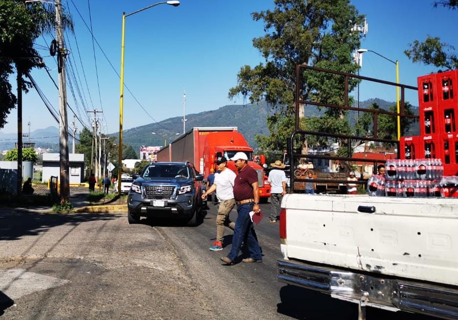 Normalistas y profesores secuestran y roban mercancía en Uruapan