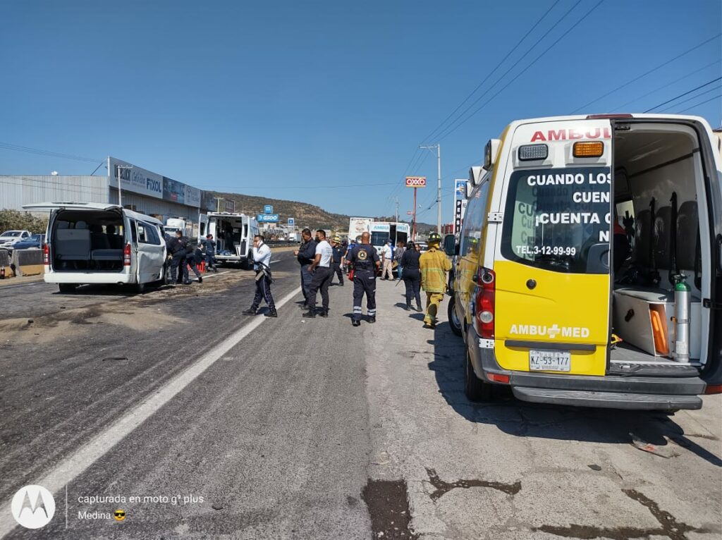 Preliminar; 8 lesionados tras choque de dos camionetas