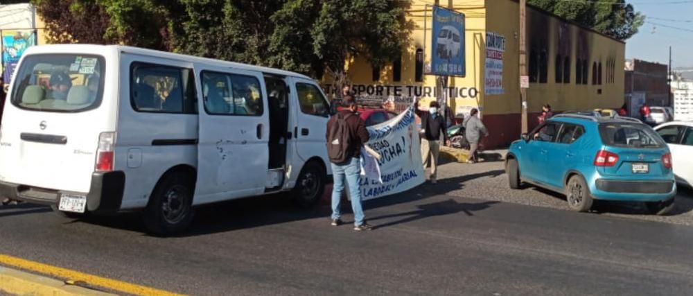 Profesores bloquea la circulación en la salida a Pátzcuaro