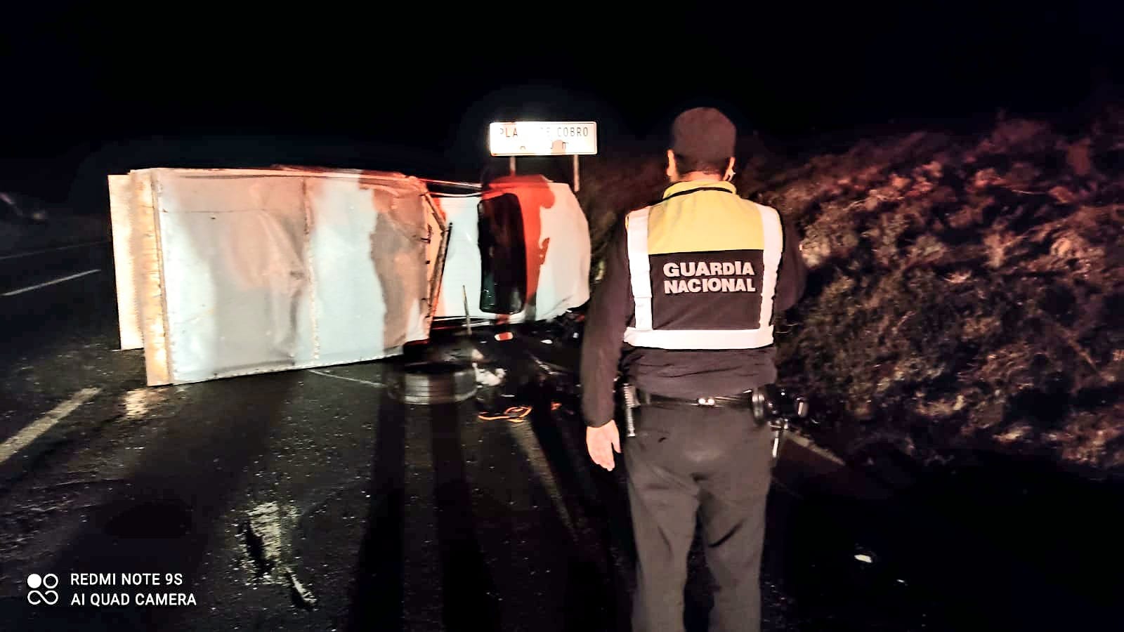 Se vuelca camión en la Autopista de Occidente