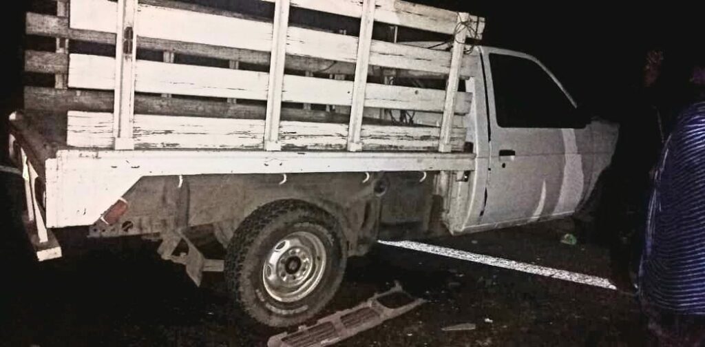 Taxi y camioneta chocan en la carretera a Carapan