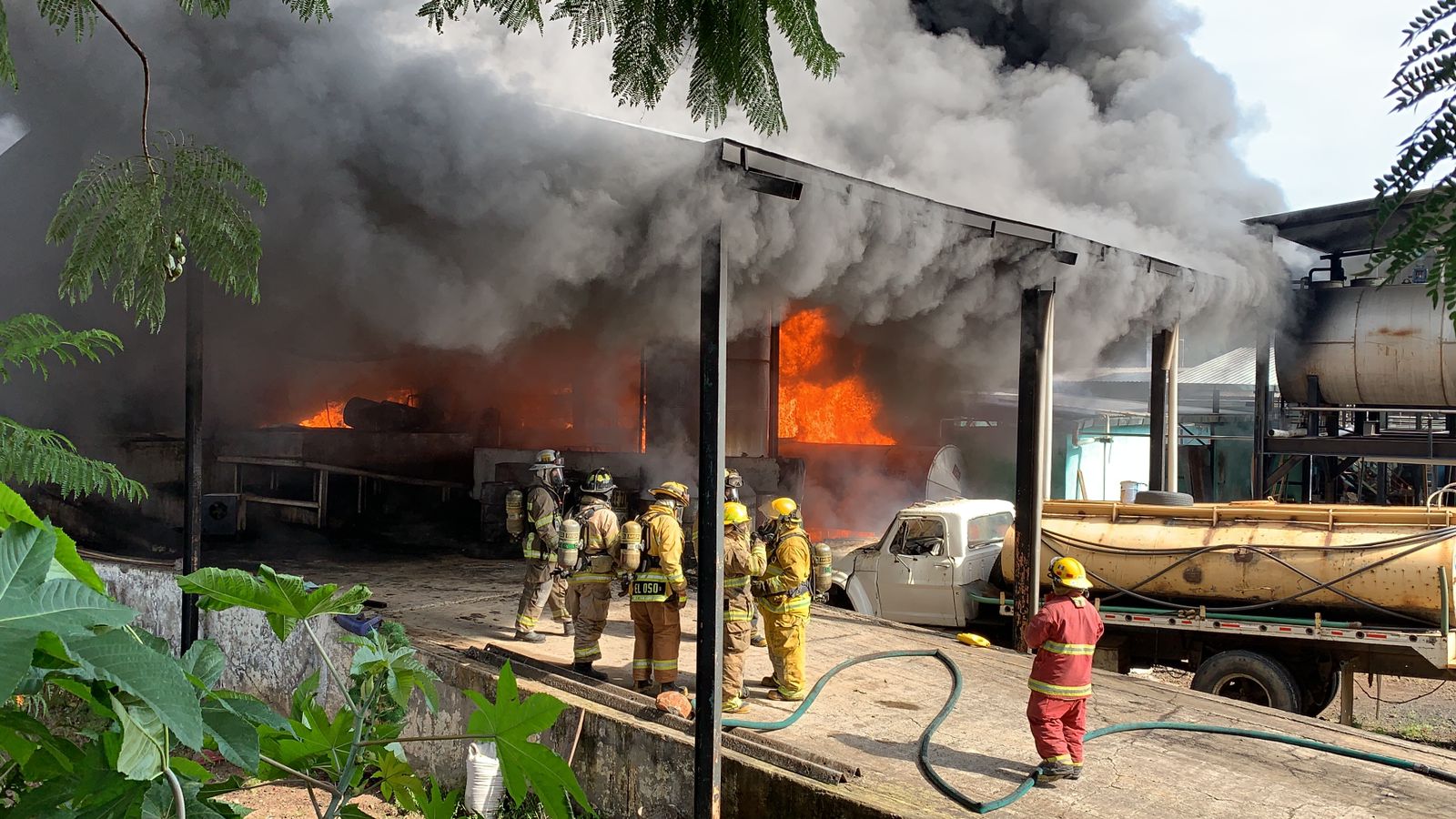 Una intensa movilización de bomberos, este mediodía en Uruapan al incendiarse un tanque para el almacenamiento de resina natural