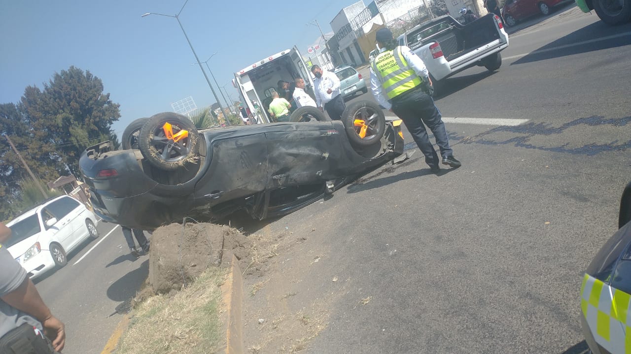 Una persona resultó lesionada al volcar en su camioneta