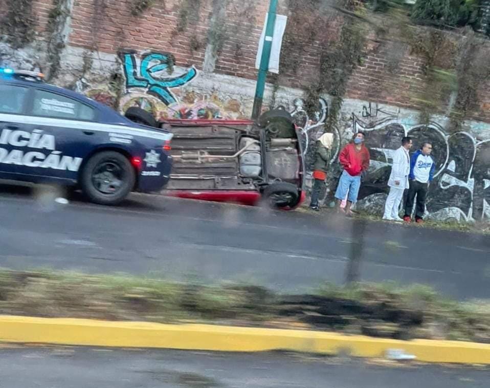 Vuelca un carro afuera de Casa de Gobierno