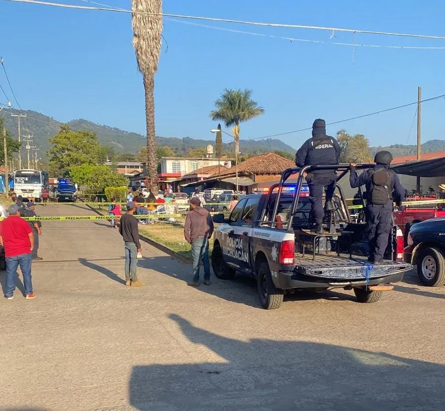 Atacan a balazos a dos sujetos en la Plaza de Caltzontzin; uno murió