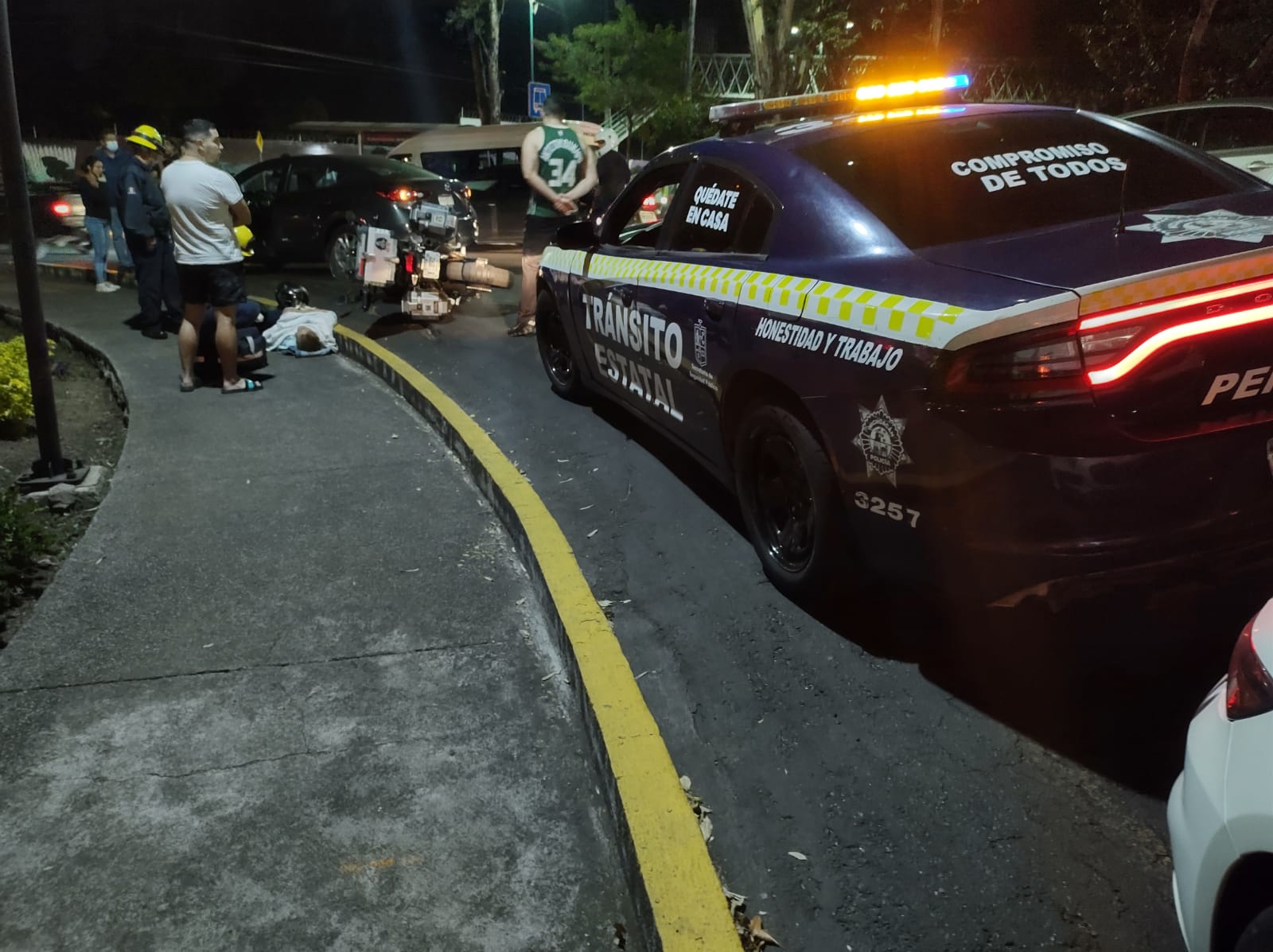 Auto choca contra una motocicleta