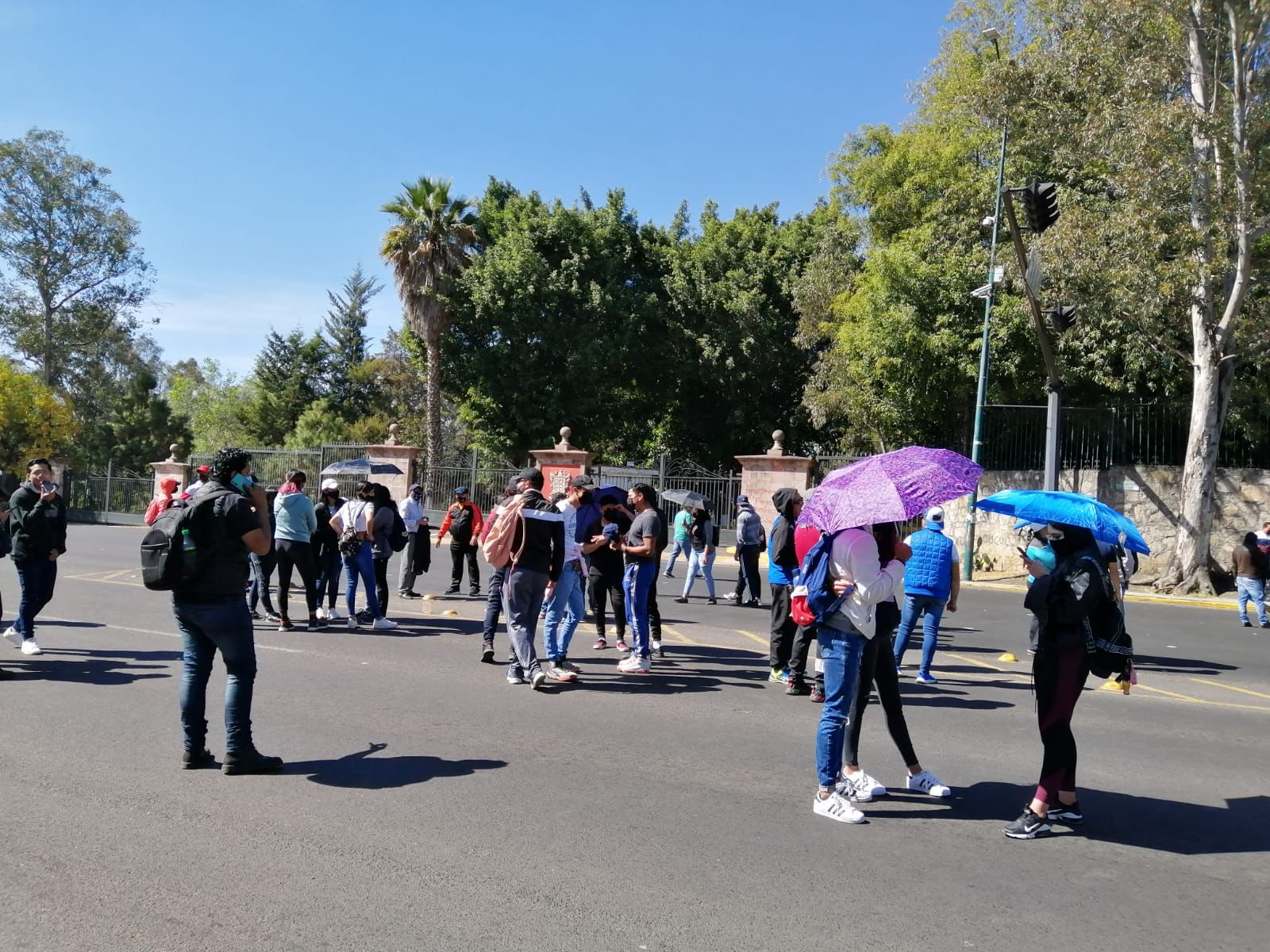 CNTE y Poder de Base bloquean vialidades en Morelia