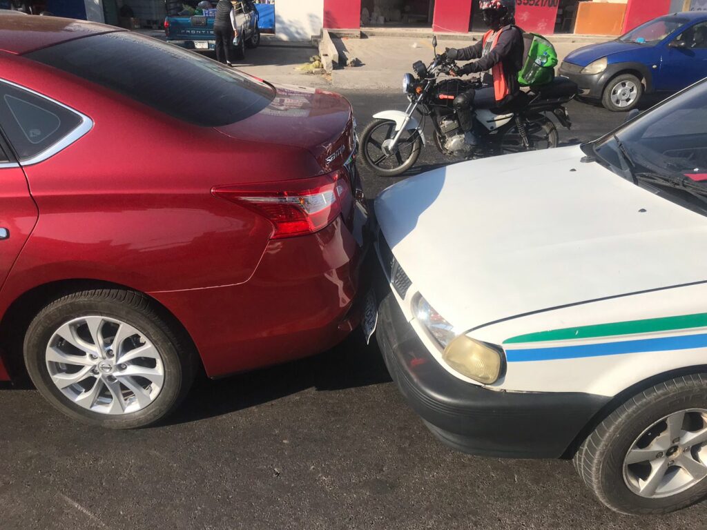 Carambola de vehículos en Morelia deja dos lesionados