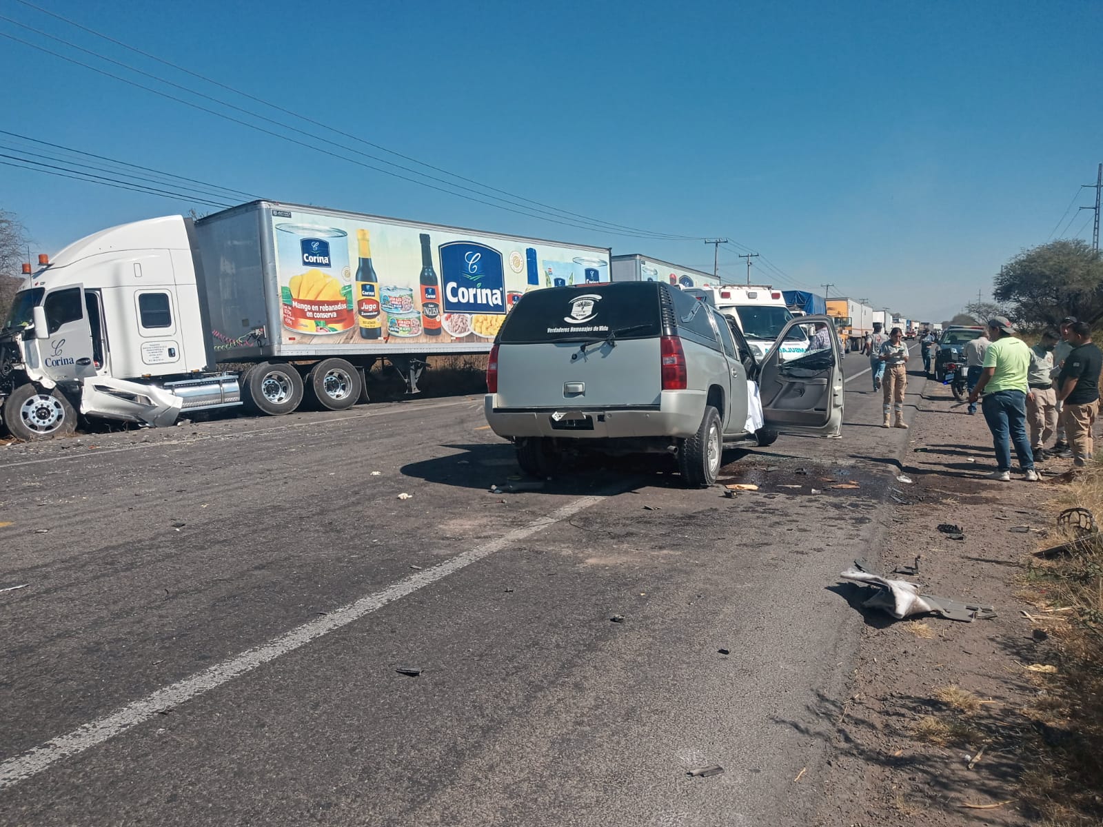 Carrosa choca de frente contra un tráiler